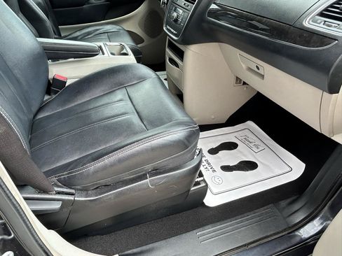 Used 2013 Chrysler Town & Country Touring FWD image 12