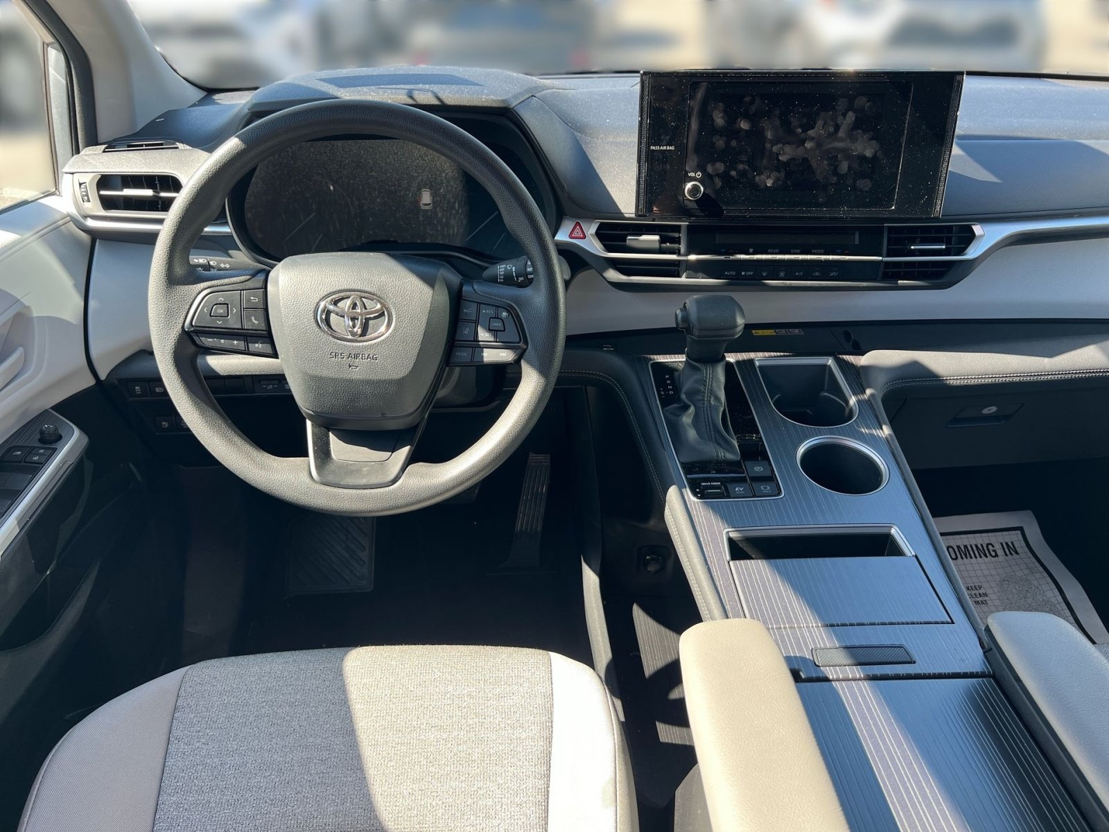 Used 2025 Toyota Sienna LE FWD image 18