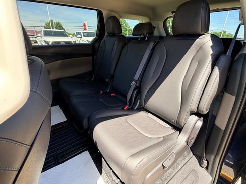 Used 2026 Kia Carnival FWD image 24