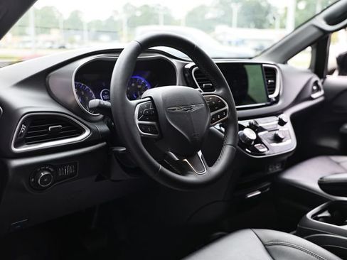Used 2025 Chrysler Pacifica Select FWD image 18