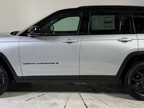 New 2025 Jeep Grand Cherokee Limited w/ Trailer Tow Package AWD/4WD image 4