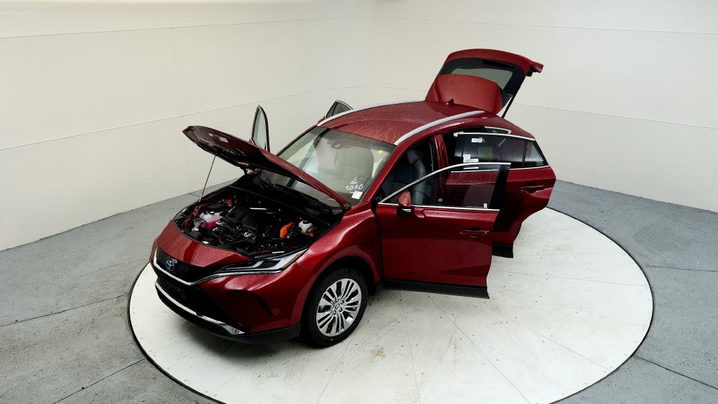 Certified 2024 Toyota Venza XLE AWD/4WD image 18