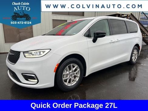 Used 2024 Chrysler Pacifica Touring-L image 3