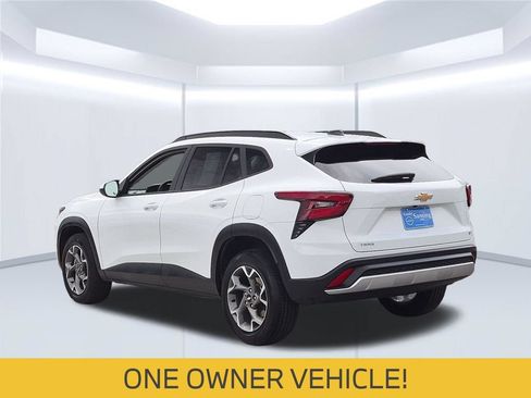 Used 2025 Chevrolet Trax LT w/ LT Convenience Package FWD image 4
