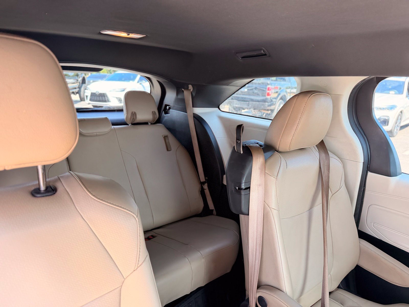 Used 2021 Toyota Sienna XLE FWD image 24