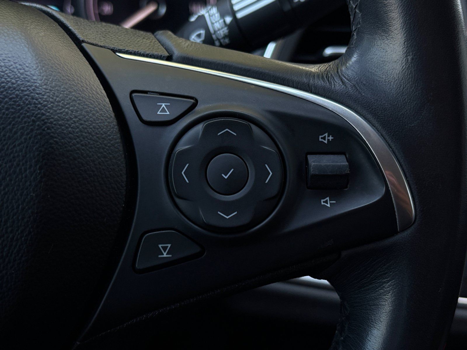 Used 2019 Buick Enclave Essence FWD image 17