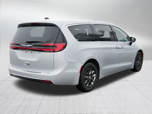 Used 2024 Chrysler Pacifica Touring-L image 7