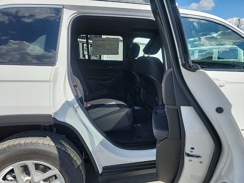 New 2025 Jeep Grand Cherokee 4WD image 9