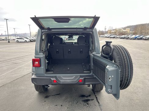 Used 2025 Jeep Wrangler Sahara image 11