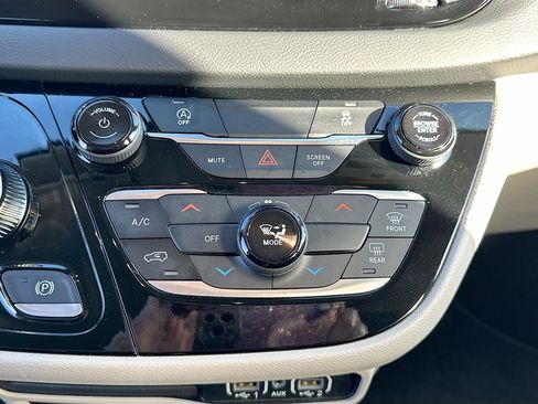 Used 2024 Chrysler Voyager LX image 15