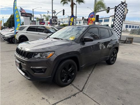 Used 2019 Jeep Compass Latitude FWD image 3