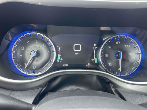 Used 2022 Chrysler Pacifica Touring-L FWD image 10