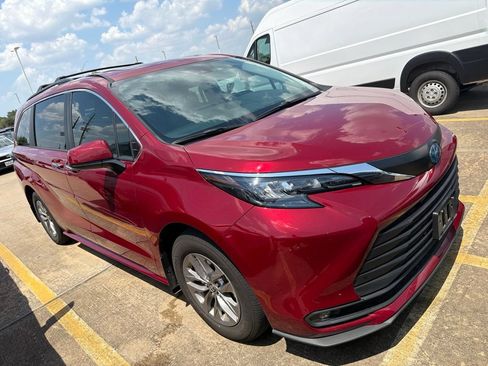 Used 2025 Toyota Sienna XLE FWD image 6
