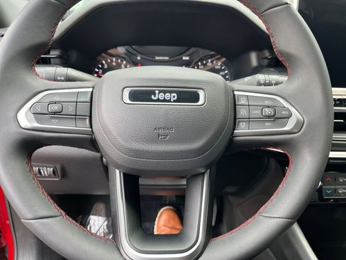 Used 2025 Jeep Compass Trailhawk AWD/4WD image 28