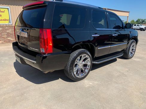 Used 2011 Cadillac Escalade Luxury RWD image 2