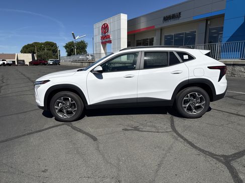 New 2026 Chevrolet Trax LT FWD image 2