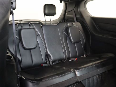 Used 2025 Chrysler Pacifica Select FWD image 18