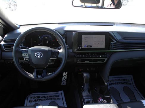 Used 2025 Toyota Camry SE image 10