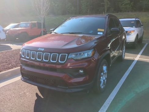 Used 2022 Jeep Compass Latitude AWD/4WD image 2