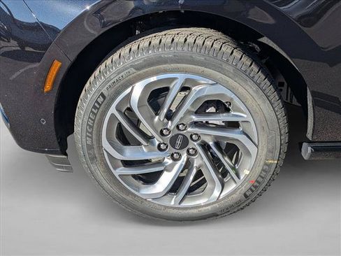 New 2025 Lincoln Navigator Reserve AWD/4WD image 16
