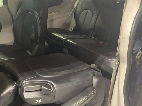 Used 2023 Chrysler Pacifica Touring-L w/ Uconnect Theater Family Group image 16