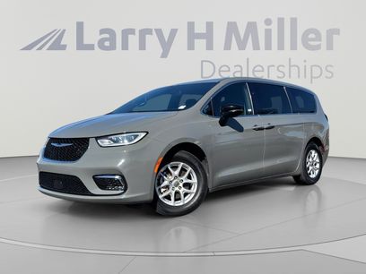 Used 2025 Chrysler Pacifica Select