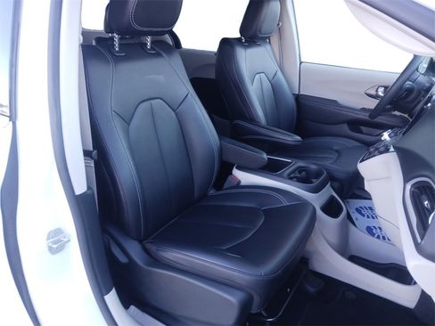 Used 2024 Chrysler Pacifica Touring-L image 27