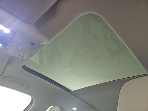 Used 2025 Volkswagen Tiguan SE w/ Panoramic Sunroof Package FWD image 8