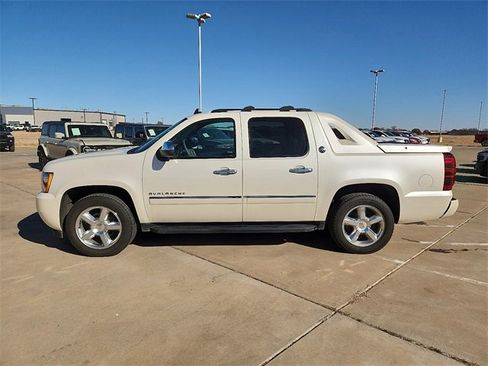 Used 2013 Chevrolet Avalanche LTZ image 2