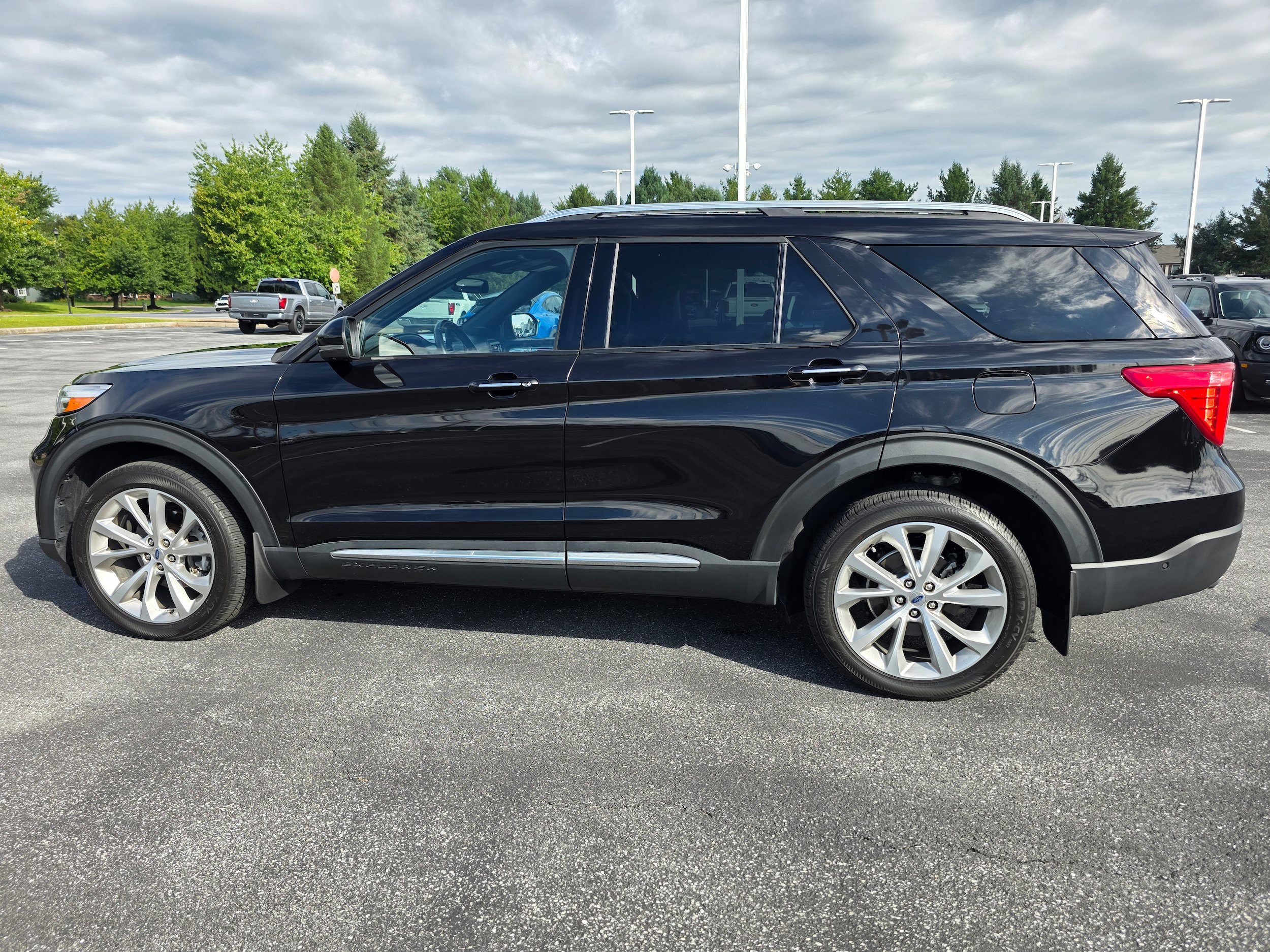 Used 2022 Ford Explorer Platinum w/ Equipment Group 601A AWD/4WD image 2