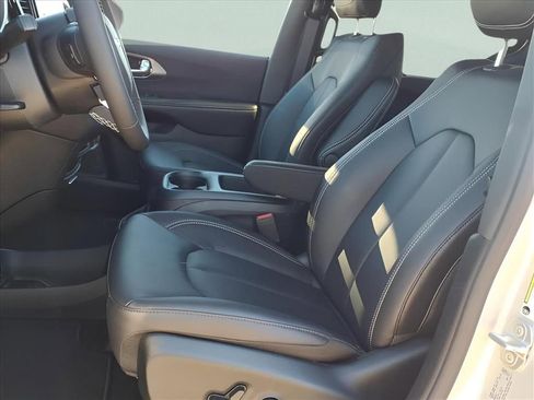 New 2026 Chrysler Voyager LX image 10