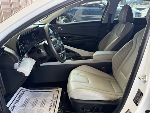 Used 2025 Hyundai Elantra Limited FWD image 5