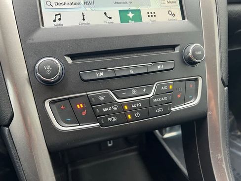 Used 2017 Ford Fusion SE w/ Fusion SE Technology Package image 26