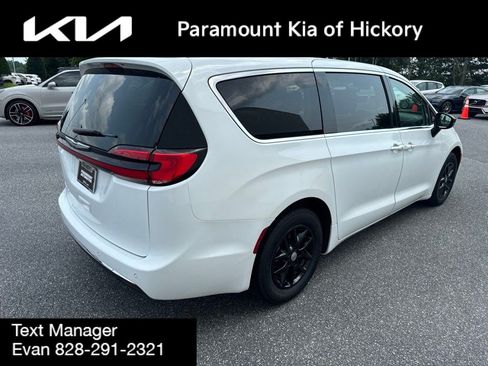Used 2024 Chrysler Pacifica Touring-L FWD image 7
