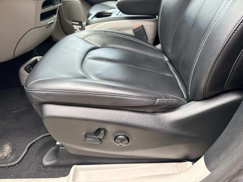 Used 2023 Chrysler Pacifica Touring-L FWD image 17
