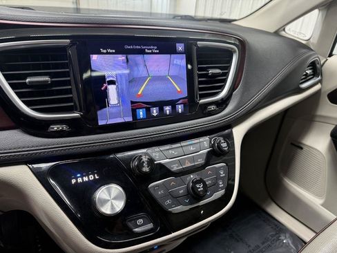 Used 2017 Chrysler Pacifica Limited FWD image 20