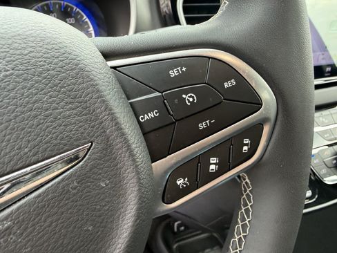 Used 2025 Chrysler Pacifica Select FWD image 25
