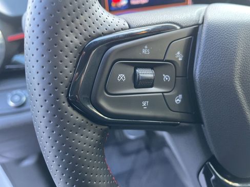 Certified 2025 Chevrolet Trax RS image 24