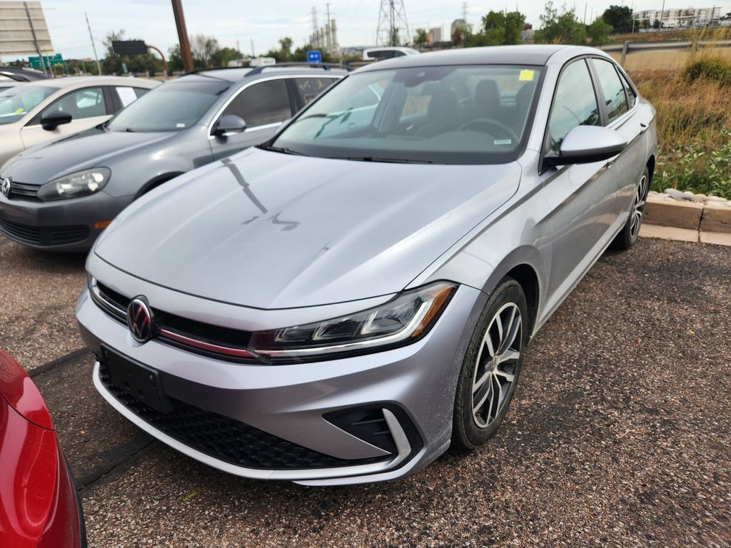 Used 2025 Volkswagen Jetta SE FWD image 3