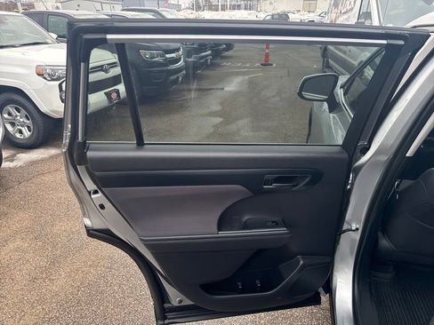 Used 2023 Toyota Highlander LE image 39