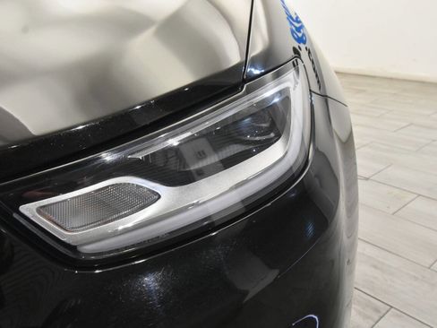 Used 2024 Chrysler Pacifica Touring-L image 9