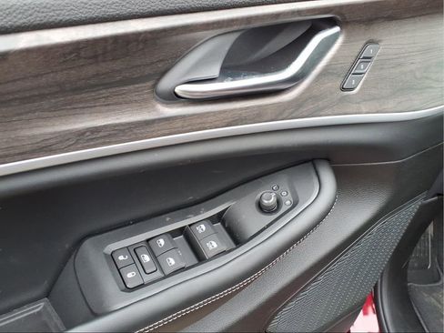 New 2025 Jeep Grand Cherokee L Limited image 18