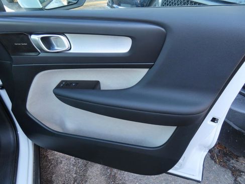 Used 2021 Volvo XC40 T5 Momentum w/ Premium Package image 16