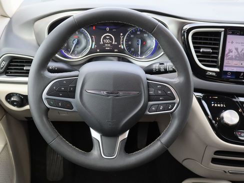 Used 2023 Chrysler Pacifica Touring-L FWD image 13