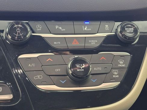 Used 2024 Chrysler Pacifica Touring-L image 34