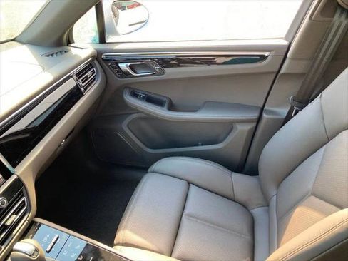 Used 2025 Porsche Macan AWD/4WD image 20