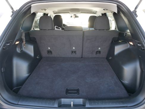 Used 2020 Jeep Cherokee Latitude w/ Cold Weather Group image 18