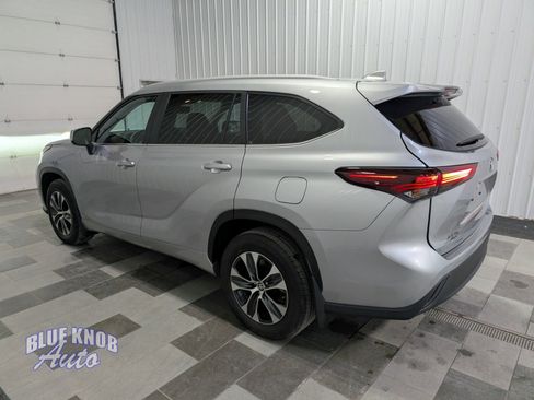 Used 2025 Toyota Highlander XLE image 2