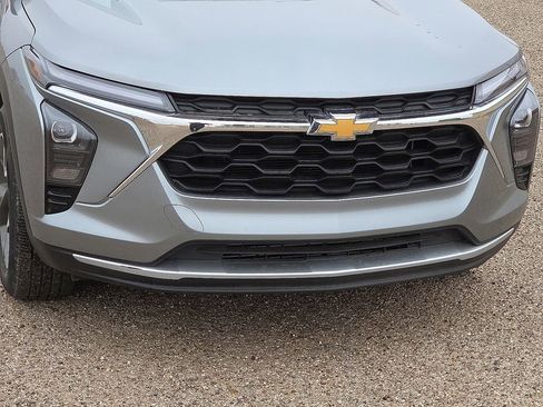 Used 2025 Chevrolet Trax LT w/ LT Convenience Package image 9