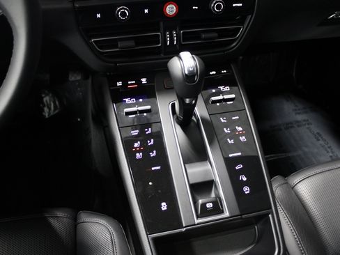 Certified 2025 Porsche Macan image 32